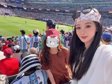 杨紫世界杯现场和粉丝合照杨紫世界杯现场和粉丝合影 杨紫观看世界杯和粉丝合影啦~不