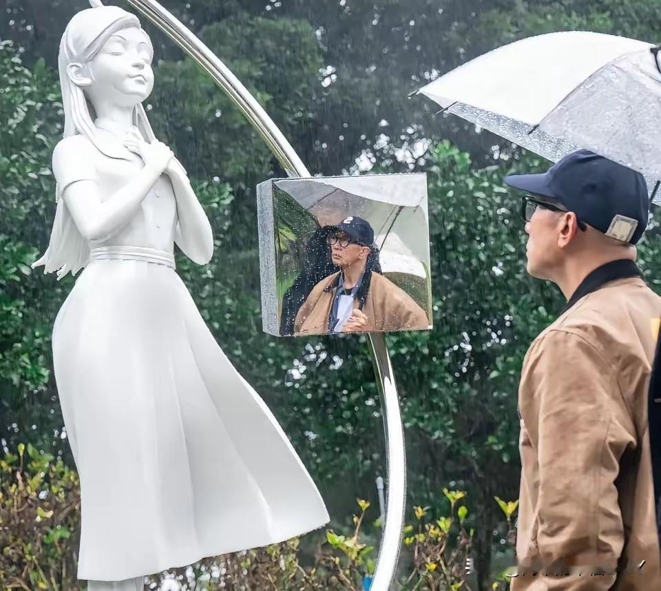 大S雕像制作者李承道回应雕像不像大S一事：“这个雕像不是为了重现熙媛容貌，而是为