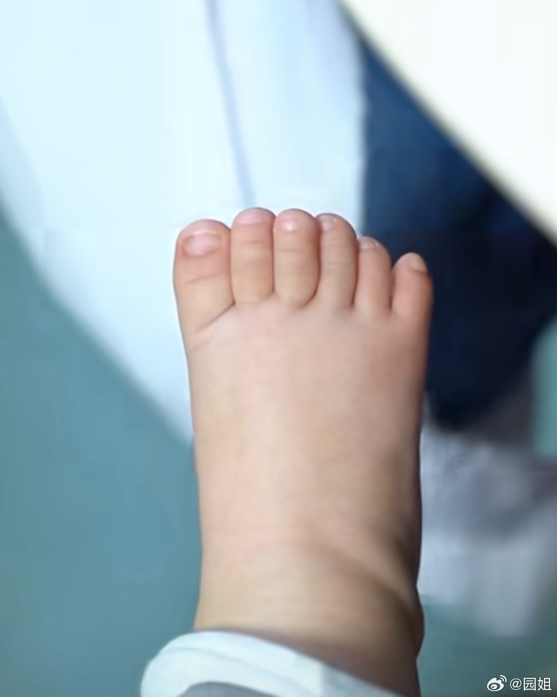 刚看到一个图，看半天没发现问题，你们看看？ 