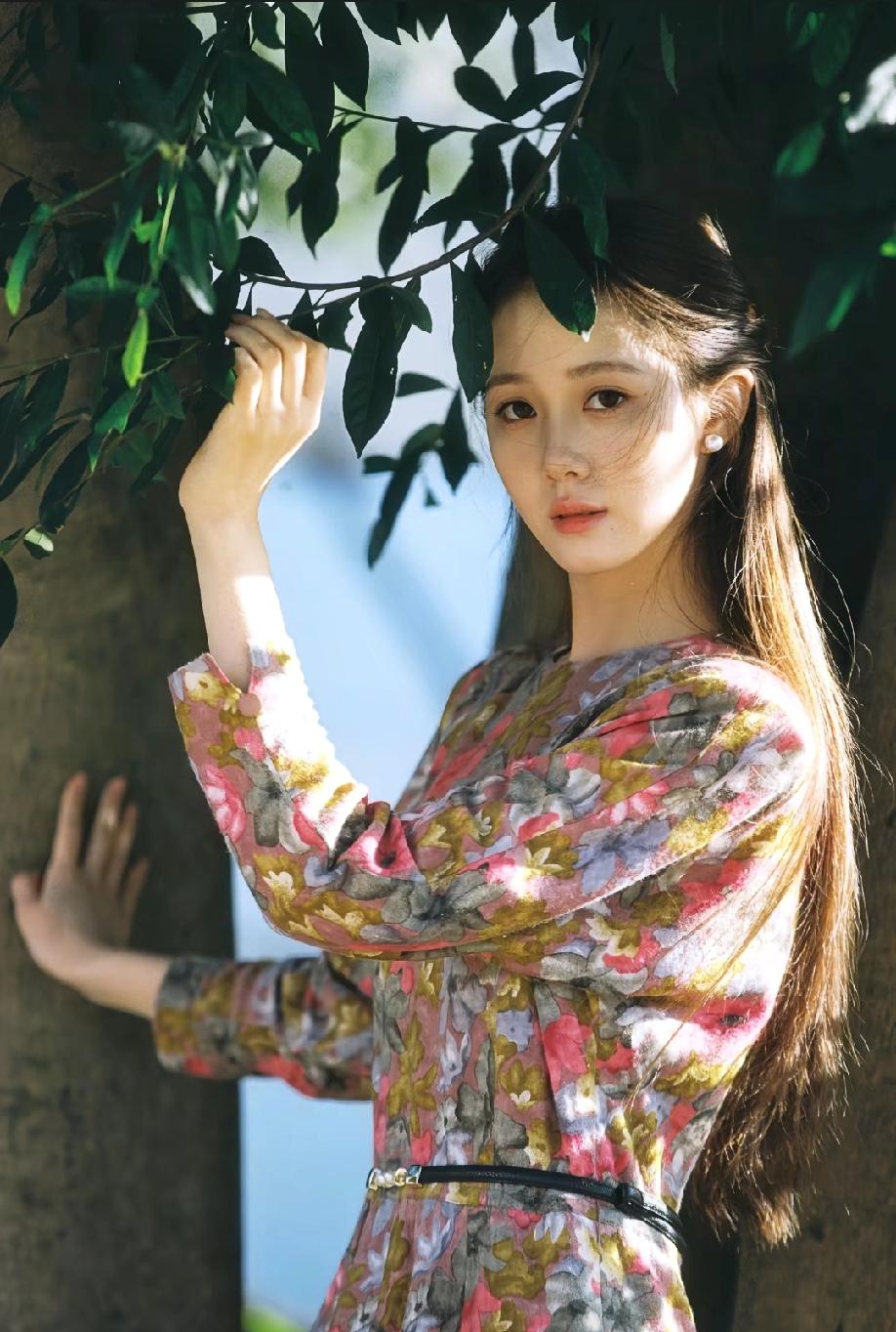 美女的美丽，绝不是千篇一律的模板。很多人觉得美女美在精致五官和姣好身材，但真正让