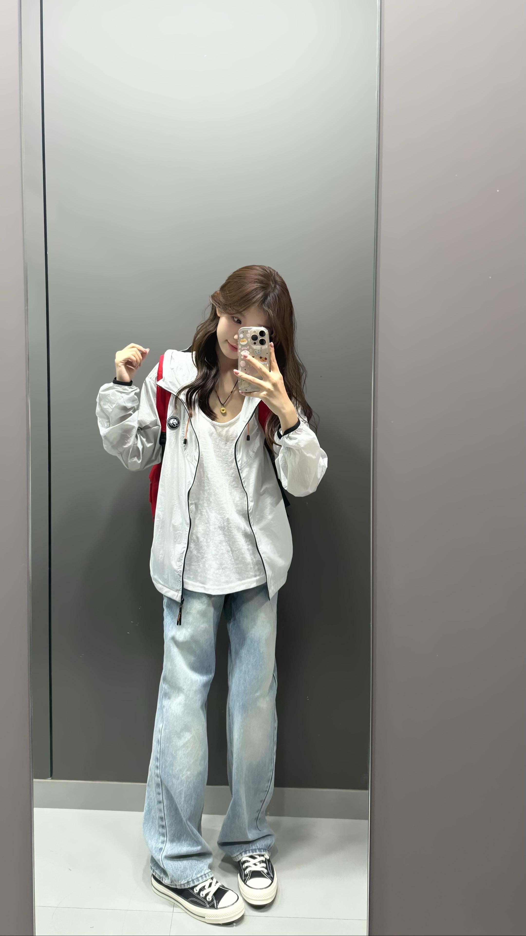 青春是窗外的梧桐树 是骄阳 是满怀希望。