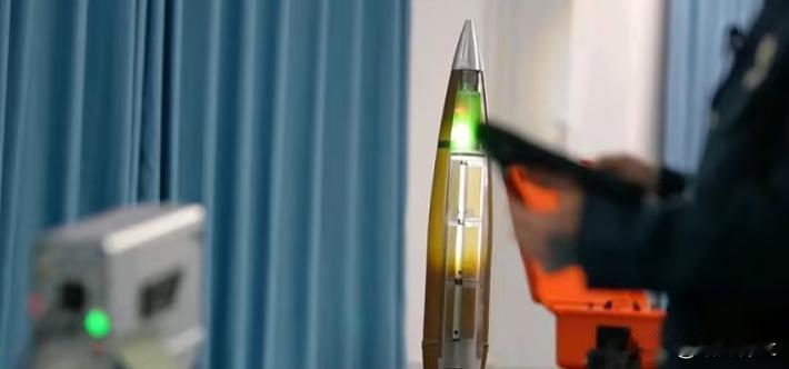 解放军实现3公里外激光远程排弹

据报道，空军某部文职工程师任利兵，率队历时6年