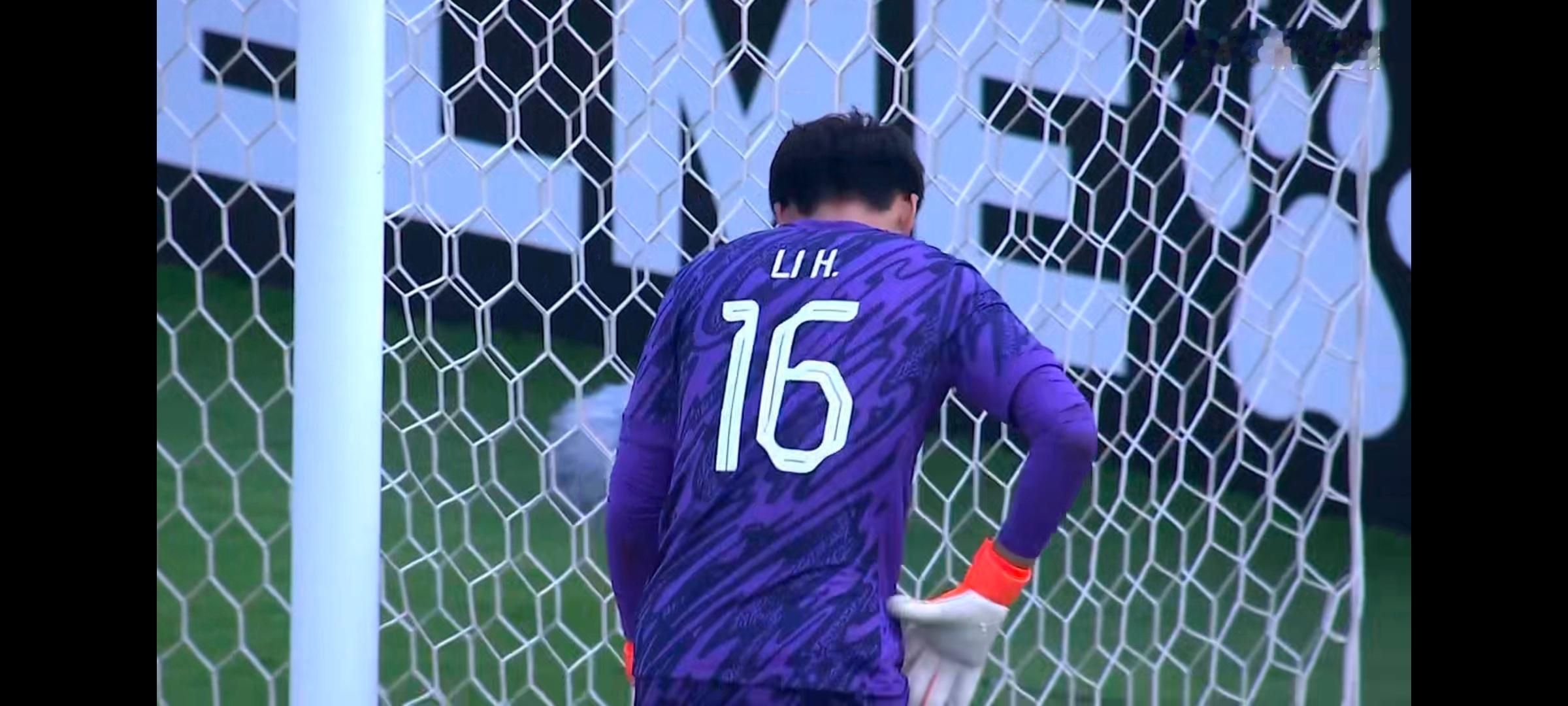 李昊上演极限扑救U23国足vs乌兹别克斯坦U23国足半场0比0乌兹别克斯坦U23