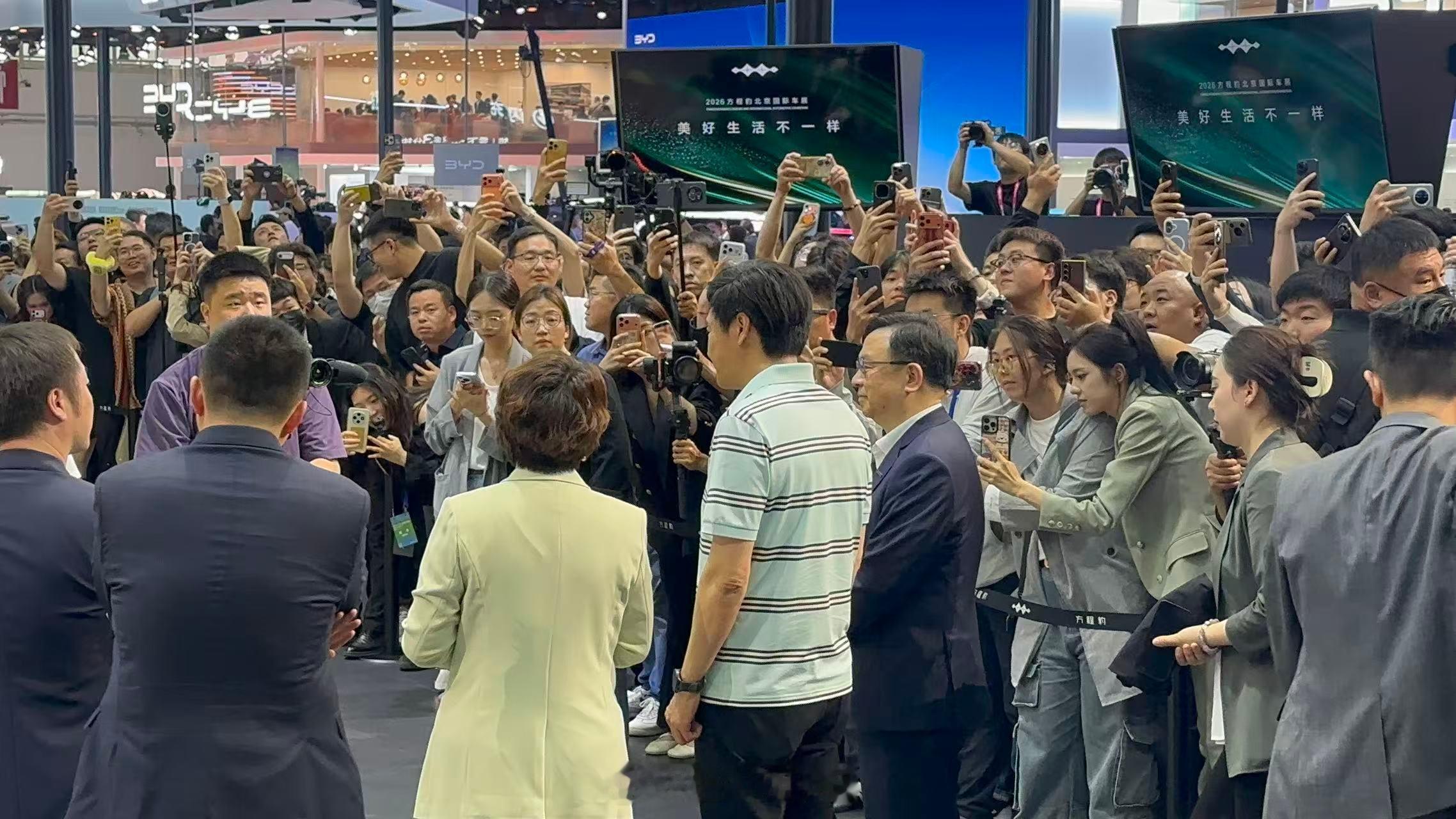 雷总参观方程豹轿跑雷军