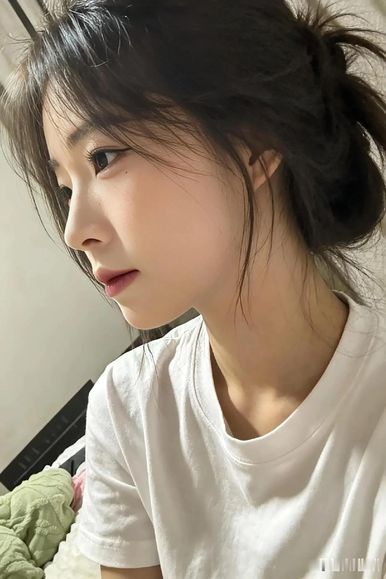 端午节了
我很好奇
纪念屈原为什么要赛龙舟？
人家搁河里消停睡了快一年
非要给河