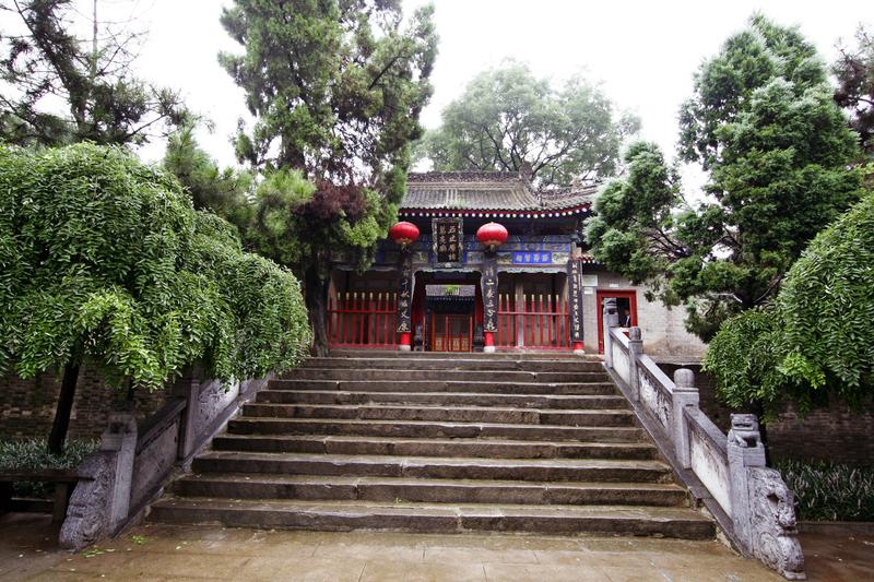 曹操找诸葛亮家人这事，得从他那对人才如饥似渴的爱才角度看。曹操一直有着疯狂网罗人