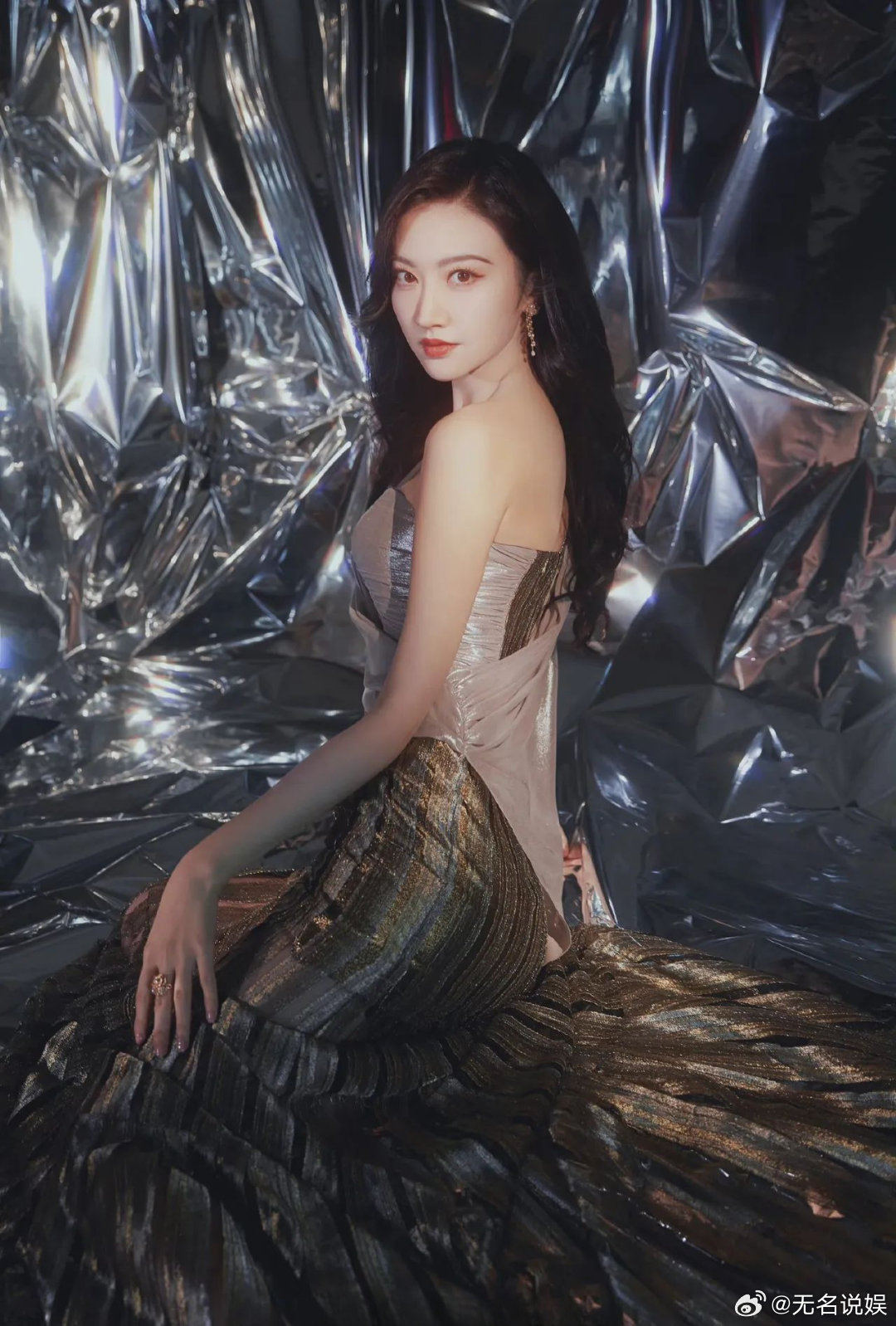 景甜一袭抹胸裙人间富贵花… 