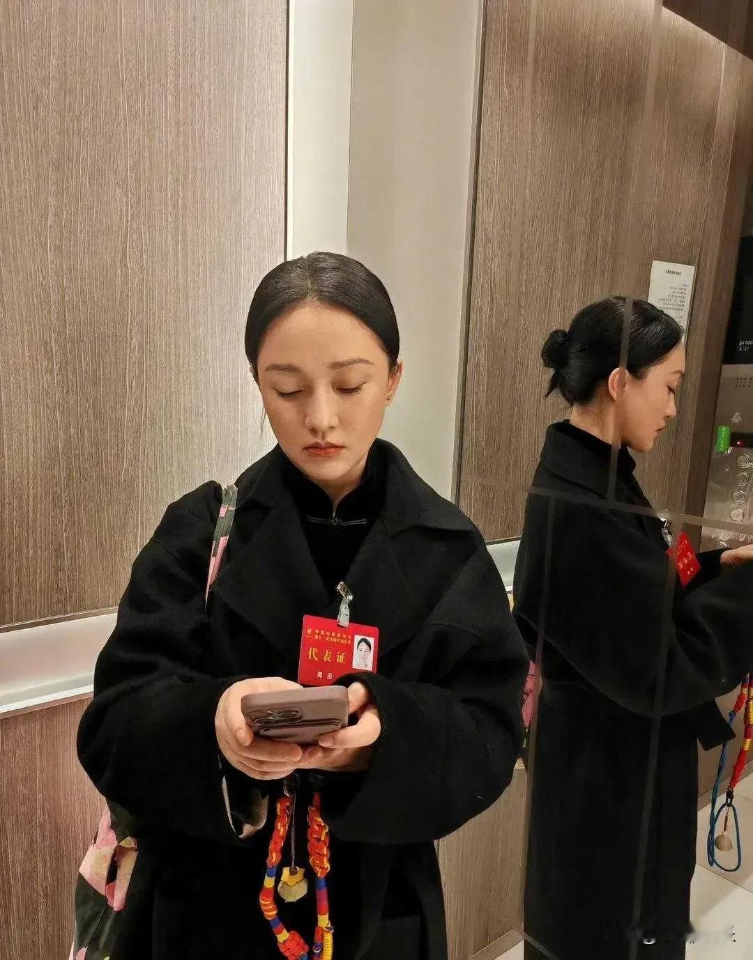 周迅的手胖乎乎的，像个小蹄膀。都说肉手有福气，我看一点都不假。她有貌有钱有地位，