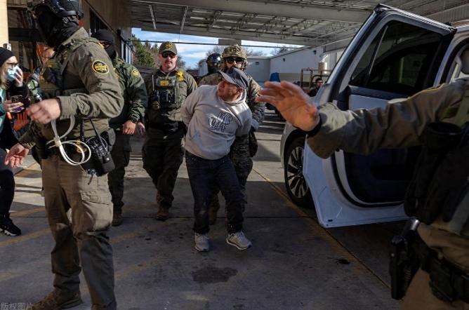 【 特朗普再出狠招：拟大幅扩大剥夺合法移民公民身份范围】特朗普政府再推强硬移民政