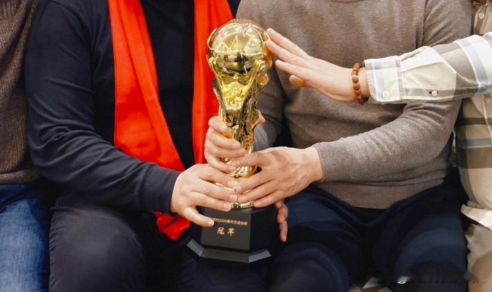 泰州足球好不容易逆袭夺冠，两大球迷会不搞庆祝搞内斗！一边跨省联动超温情，一边为点