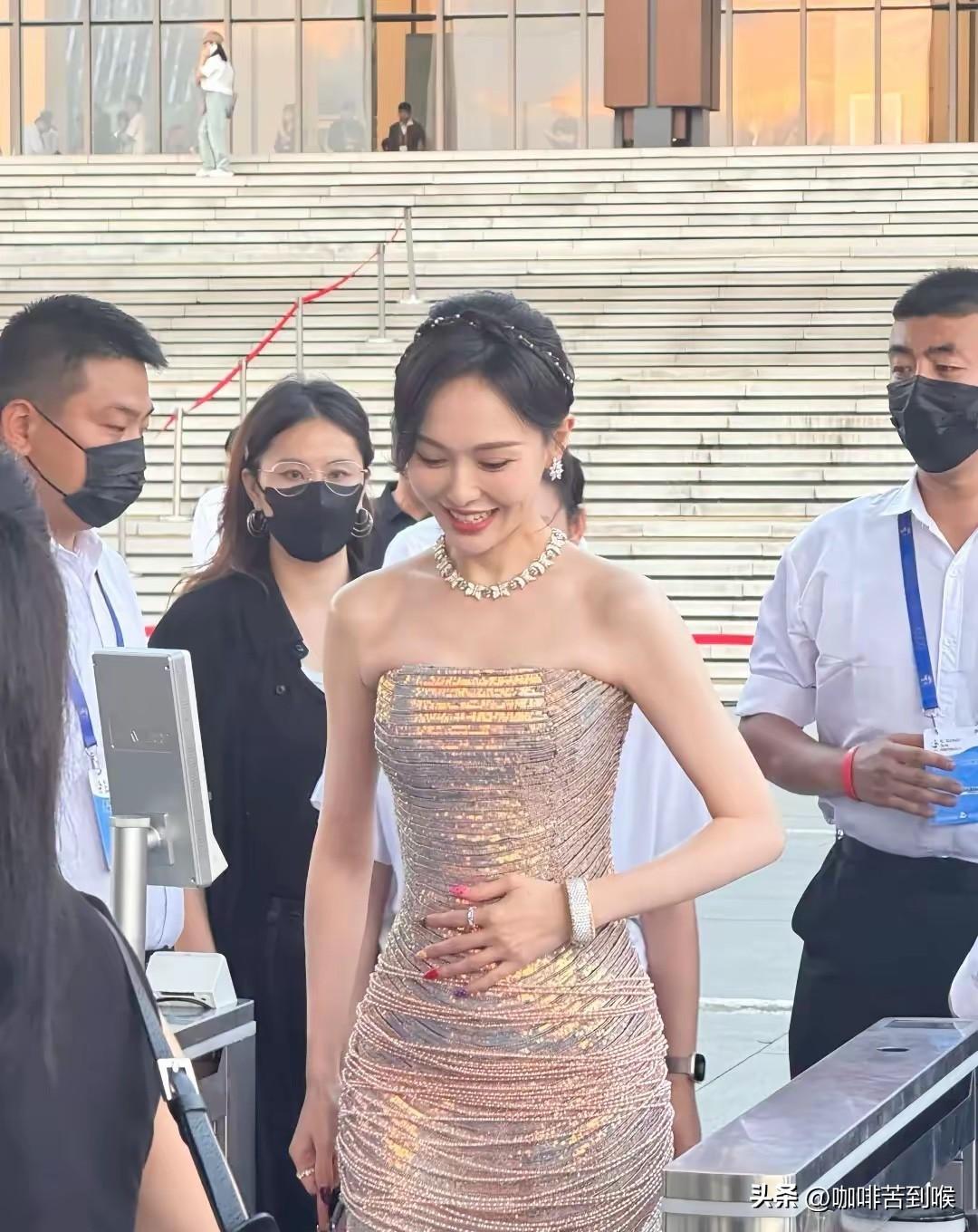 谁懂啊！41岁唐嫣还像小女生，罗晋把她宠得太明显了

家人们，刷到唐嫣金熊猫奖造