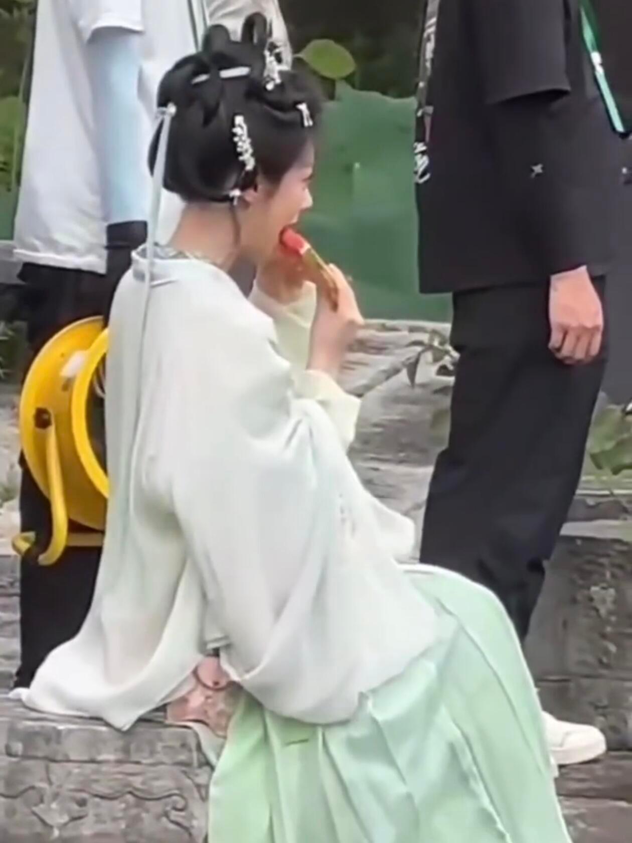 赵今麦水荷撑伞倒影赵今麦撑伞回眸一笑油纸伞一撑，荷塘一立，回眸一笑。三个动作把江