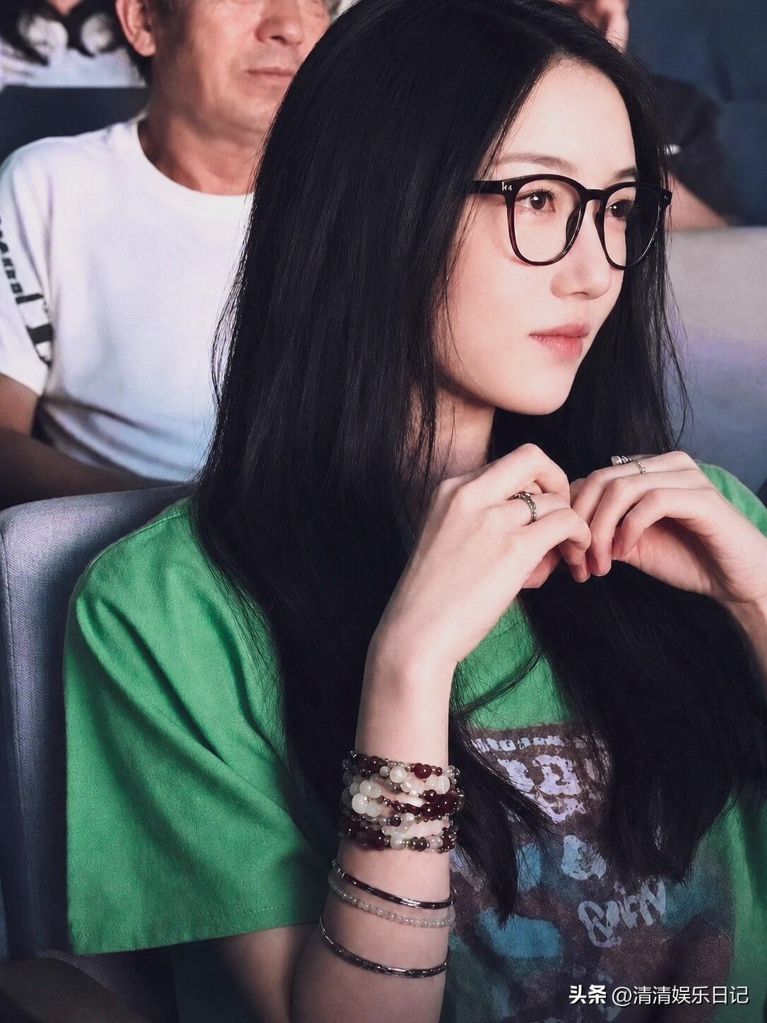 李嫣暑期回国参与嫣然活动

嫣儿出落得越来越美丽大方有气质，简单的穿搭也很出彩，