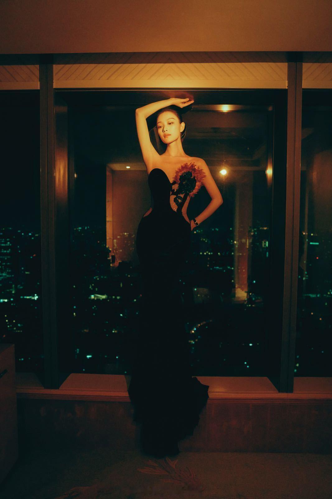 倪妮神秘美丽馥郁芬芳 