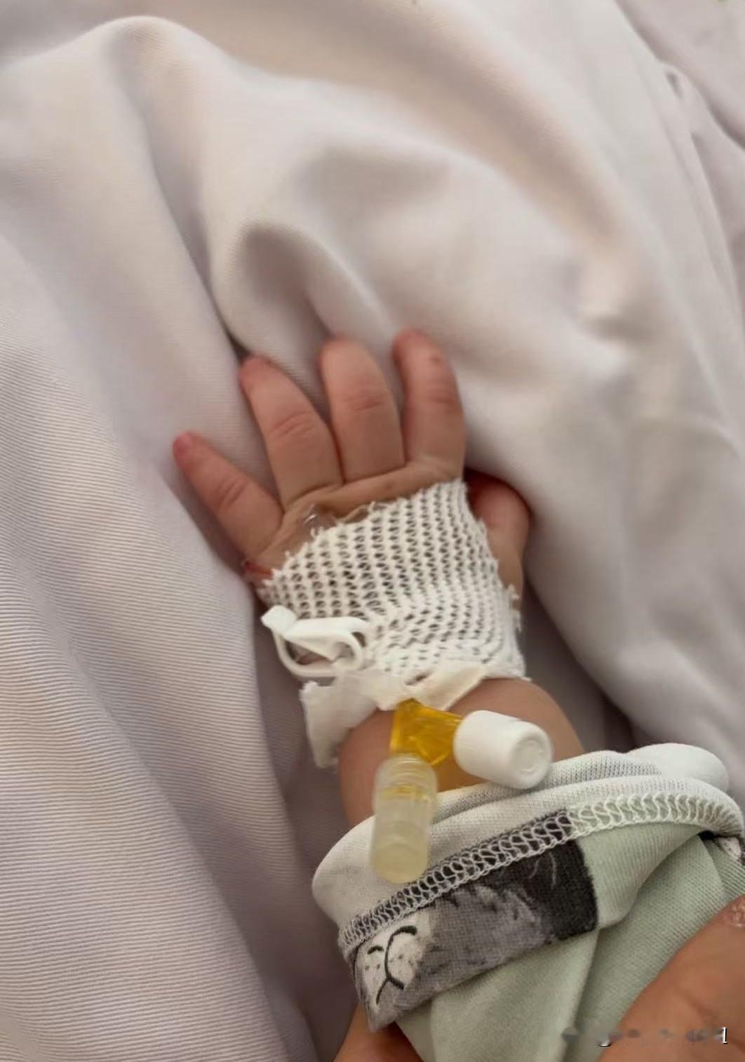 买保险的时候一定要好好看看条款。
今天好朋友告诉我，她娃大腿腹股沟疝气住院了，这