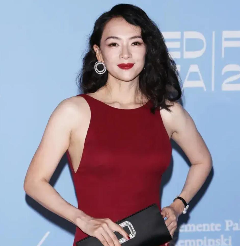 章子怡现在这状态，

最狠的不是美而是不急了

章子怡这几年最让人意外的地方，不