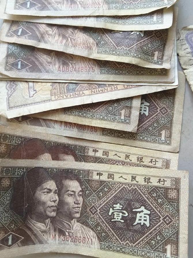 现在头条给到的收益是每天几毛钱，以前是每天几百元。

人间失格！落差太大！