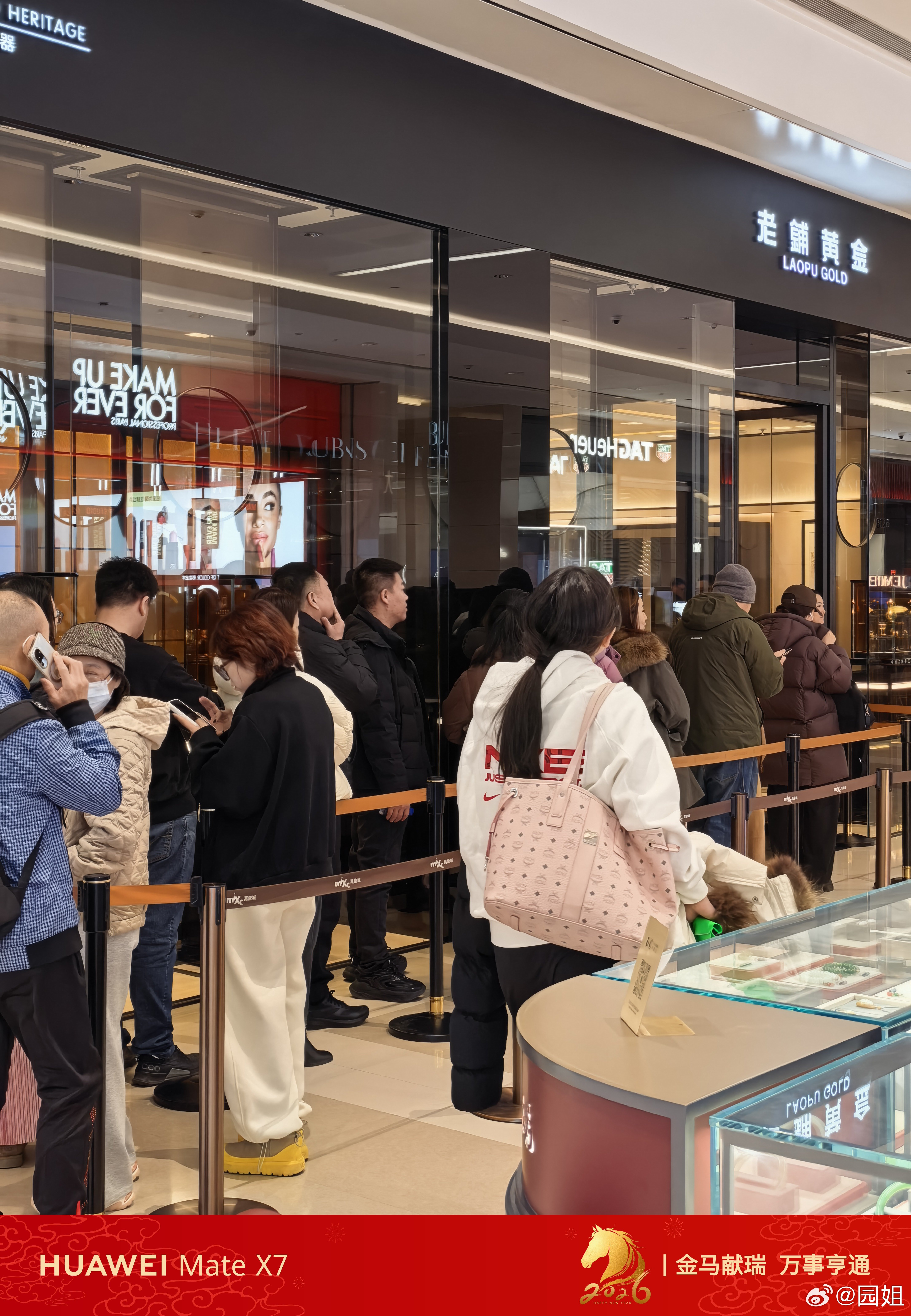 谁说黄金贵的，老铺门口都排队，全是买黄金的人