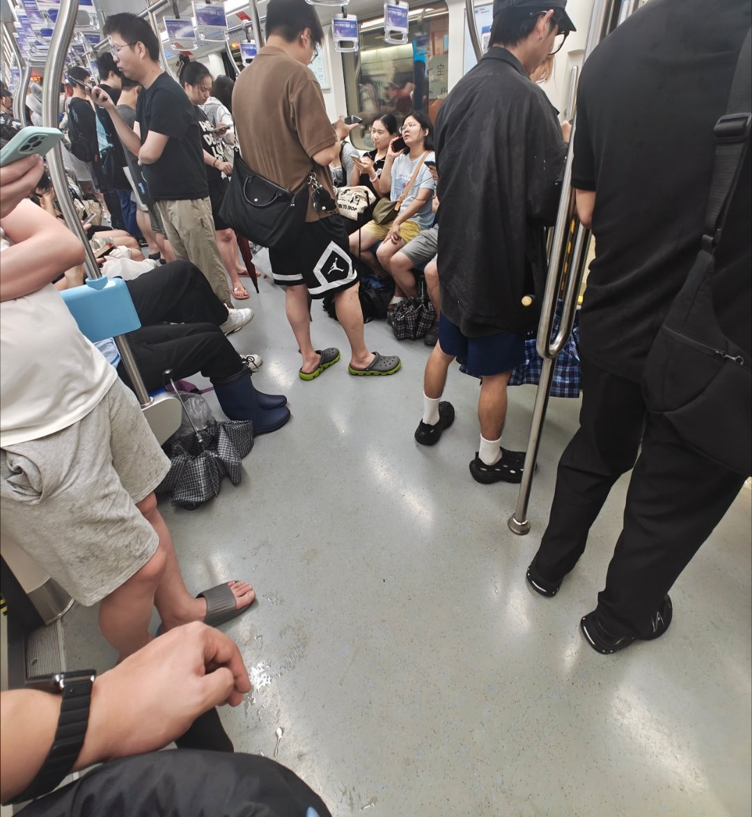 今天的上海地铁🚇：好空！ 