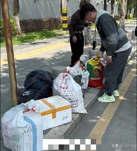 近日，福建厦门一74岁的父亲，坐了30小时的大巴车，长途跋涉地来看望女儿，并且带