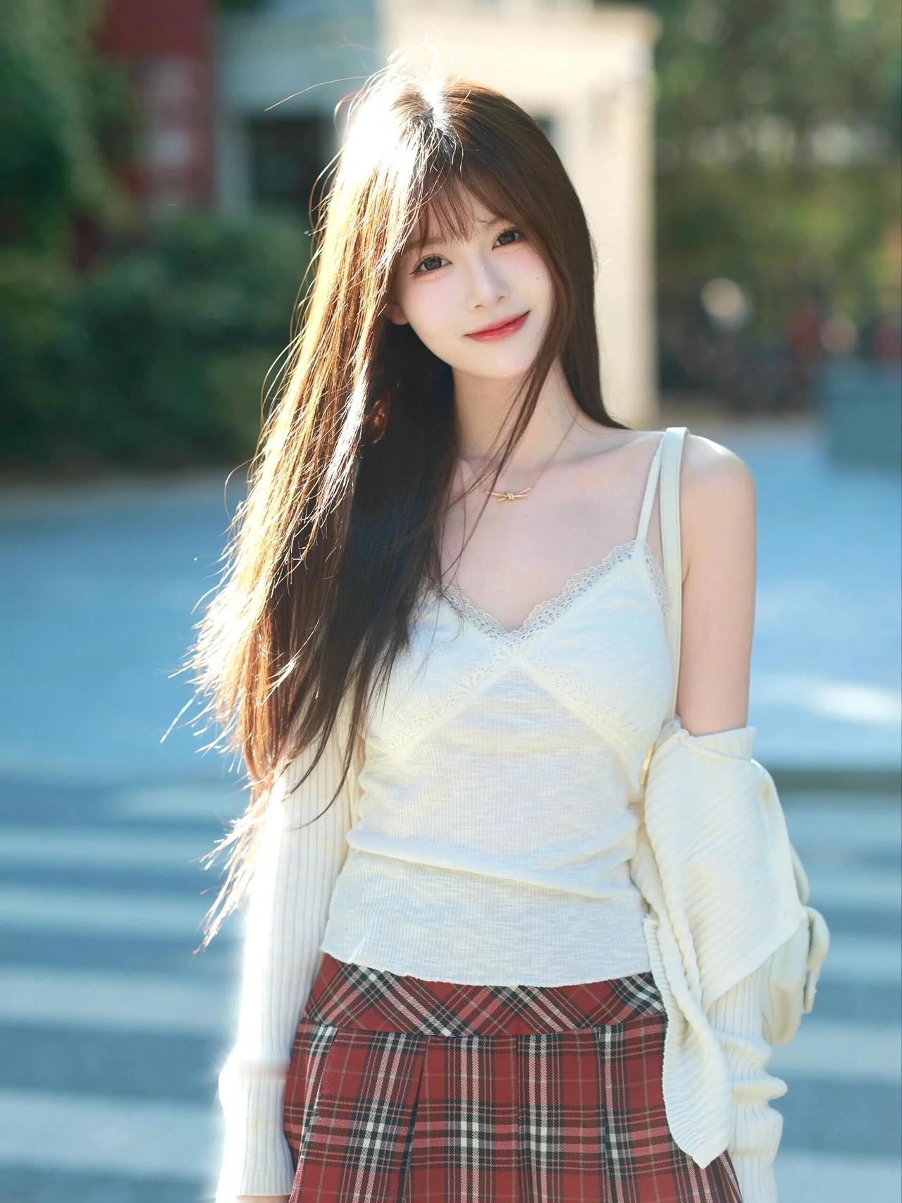 清纯甜美的样子漂亮吗沐浴在阳光下，轻松拿捏松弛感女生怎么搭配服装才能又酷又美 美