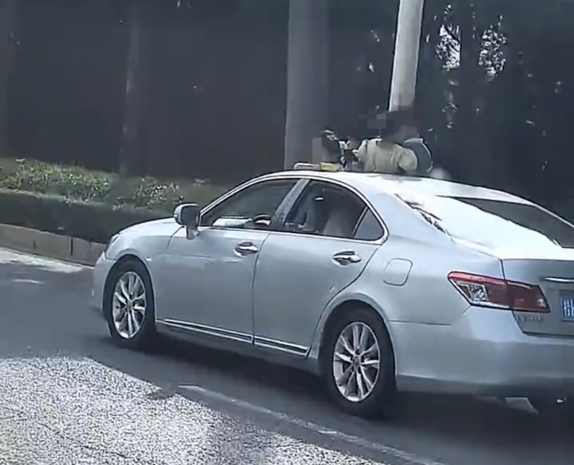 【玉林二环路桂K小车有多人伸出小车天窗】7月3日，据多名网友爆料称：玉林市二环路