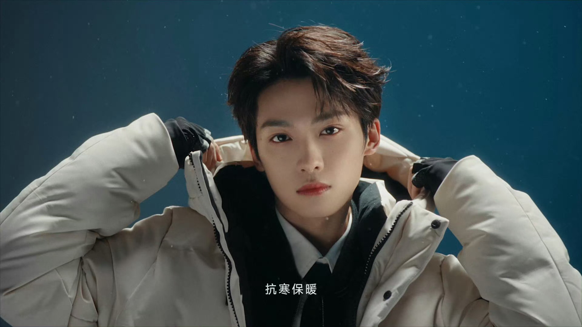 教科书式羽绒服穿搭模板梓渝冬日暖男大片上线，教科书式羽绒服穿搭模版你get到了吗