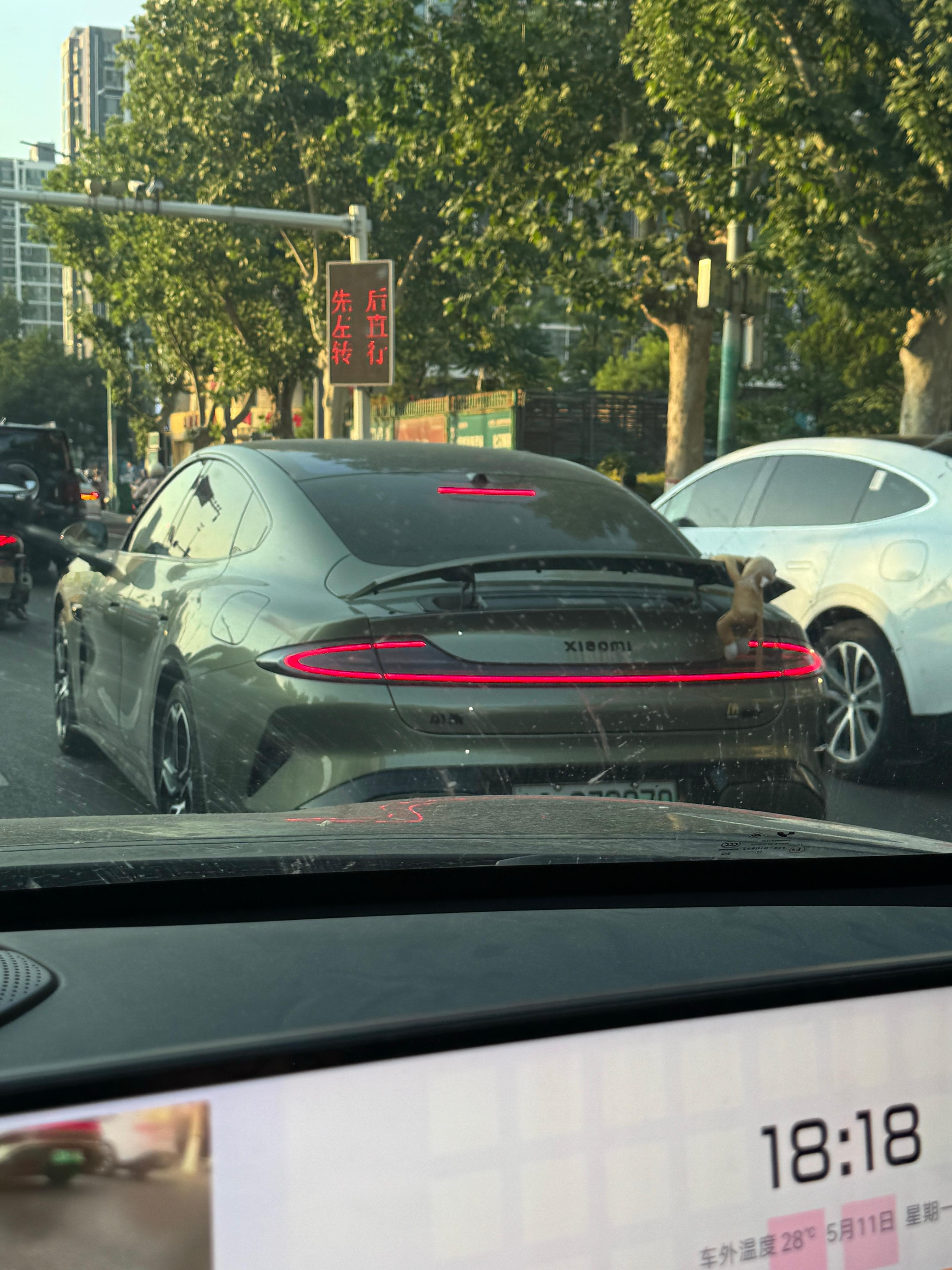 这个小米SU7尾翼上挂了个什么呀？ 