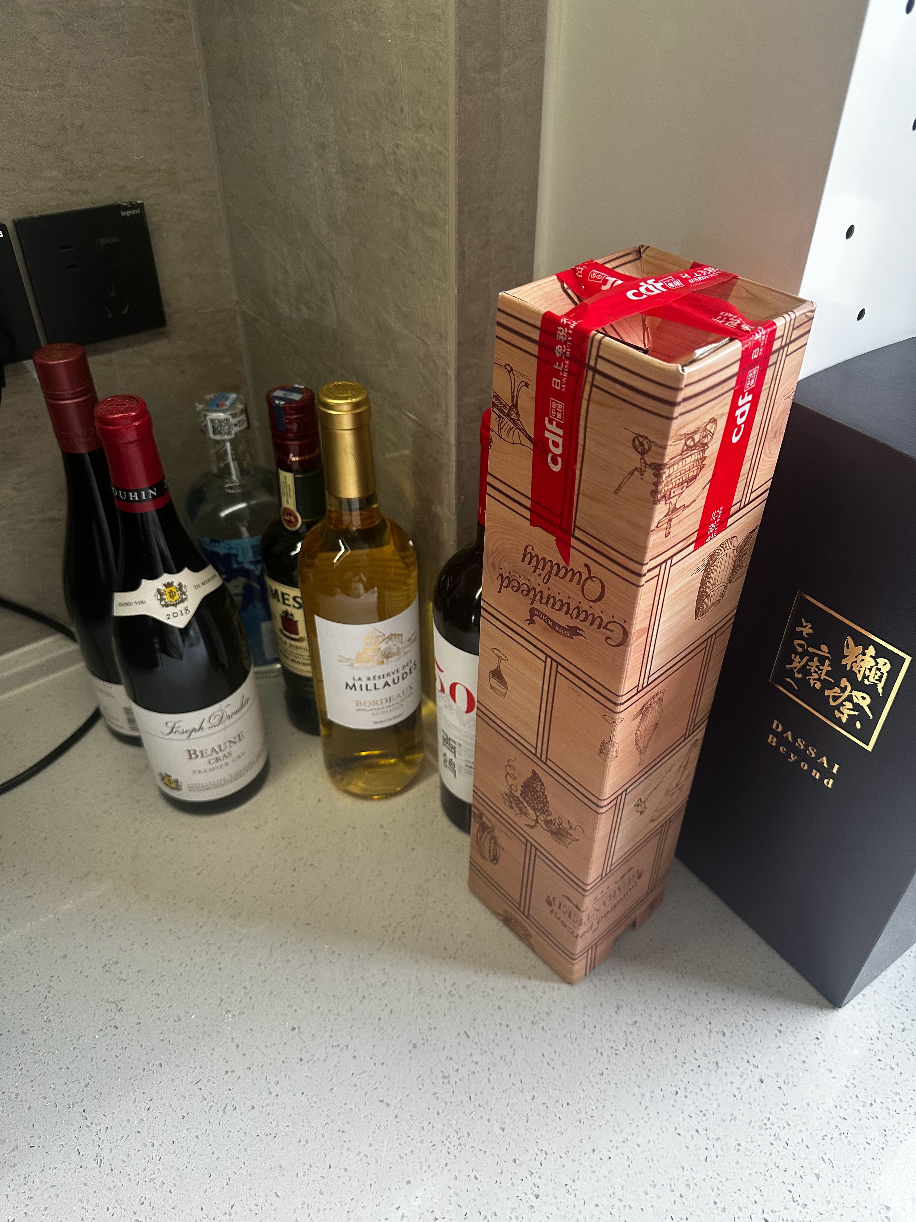 想喝酒 但是白天开酒又有点怪 ​​​