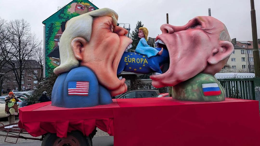 德国杜塞尔多夫传统街头狂欢节上的花车。