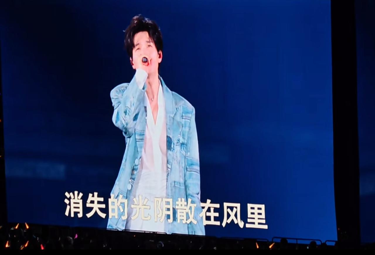 陈楚生今晚的《友情岁月》不用再唱第二遍了。
陈小春真的来了。
双陈组合在舞台上配