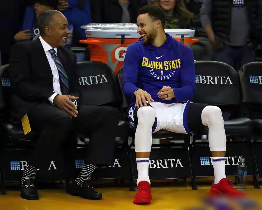 昨天黄蜂主场对魔术的中场。
戴尔·库里的30号球衣正式退役了。
这是队史第二