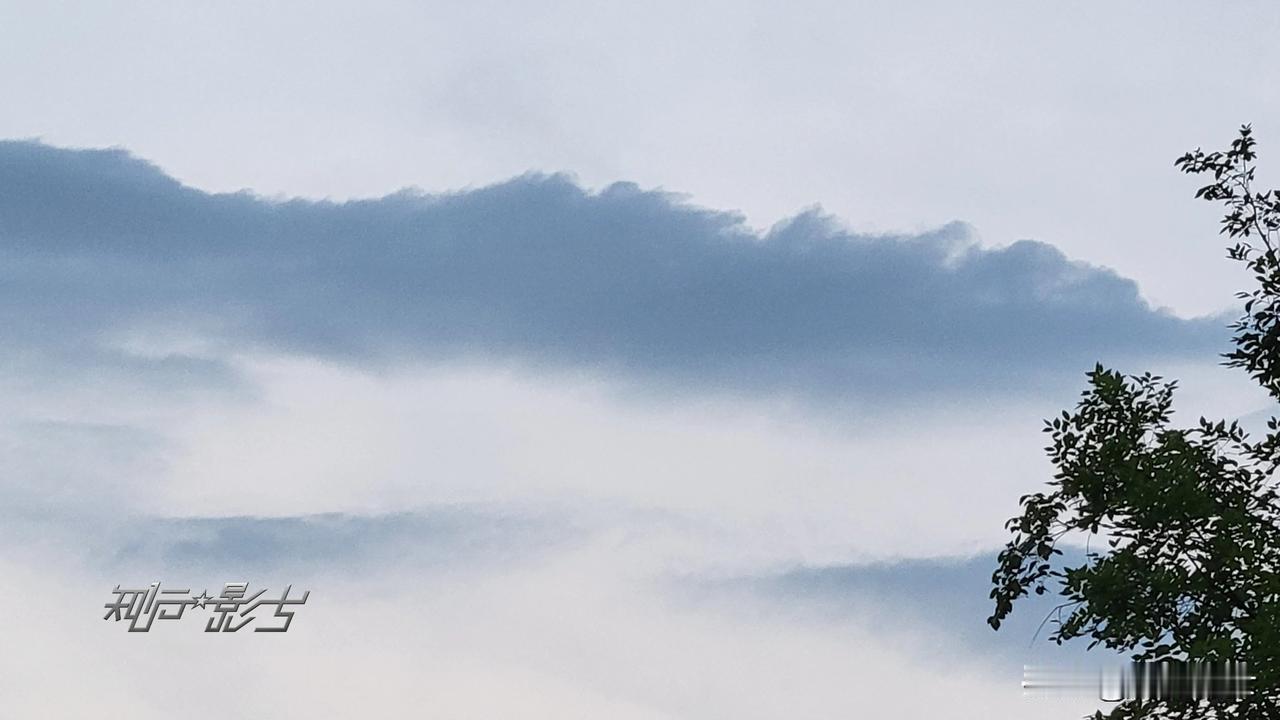 今天的天空特别美浮云万里卷去春秋梦•苍天辽阔庇佑厚道人