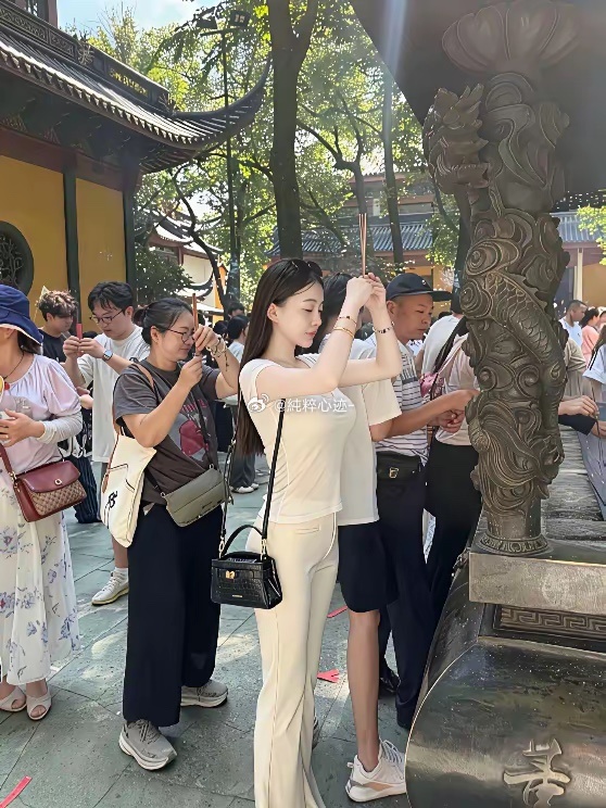 说出来你们可能都不信，这么漂亮的女孩是不愁嫁人的，人家照样来求姻缘。 