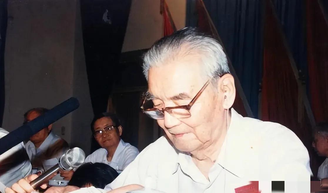 1949年，国军30军军长鲁崇义准备起义，但参谋长何沧浪听完，却红着脸，说：“军