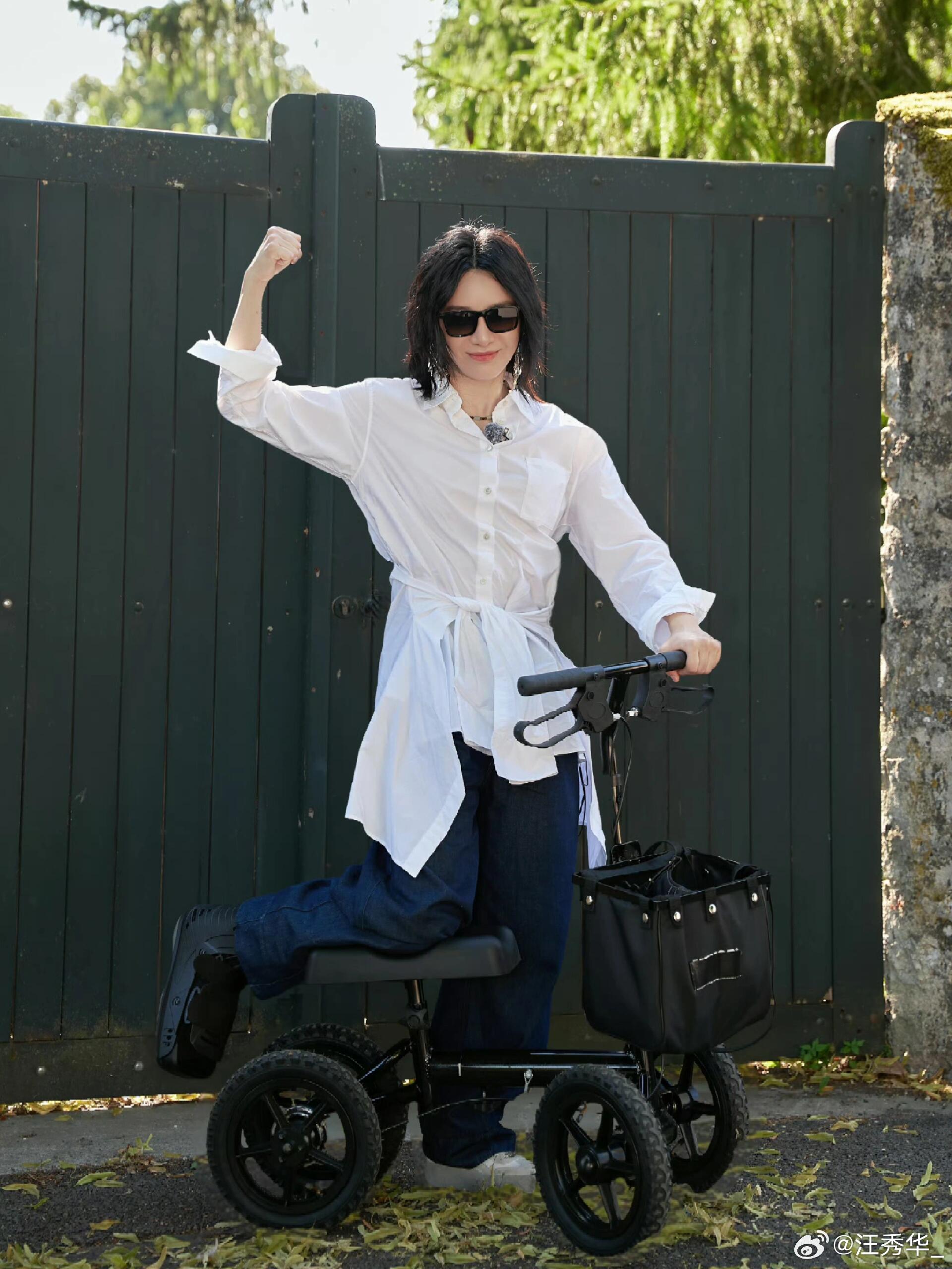 义乌偶遇尚雯婕李佳琦逛小商品 合伙人梦幻同框！从综艺超强搭档到义乌逛小商品，事业