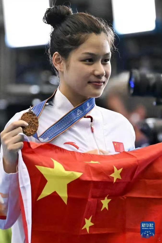 余依婷称想成为传奇游泳运动员余依婷说要珍惜自己的天赋找到自己的天赋所在努力朝着目