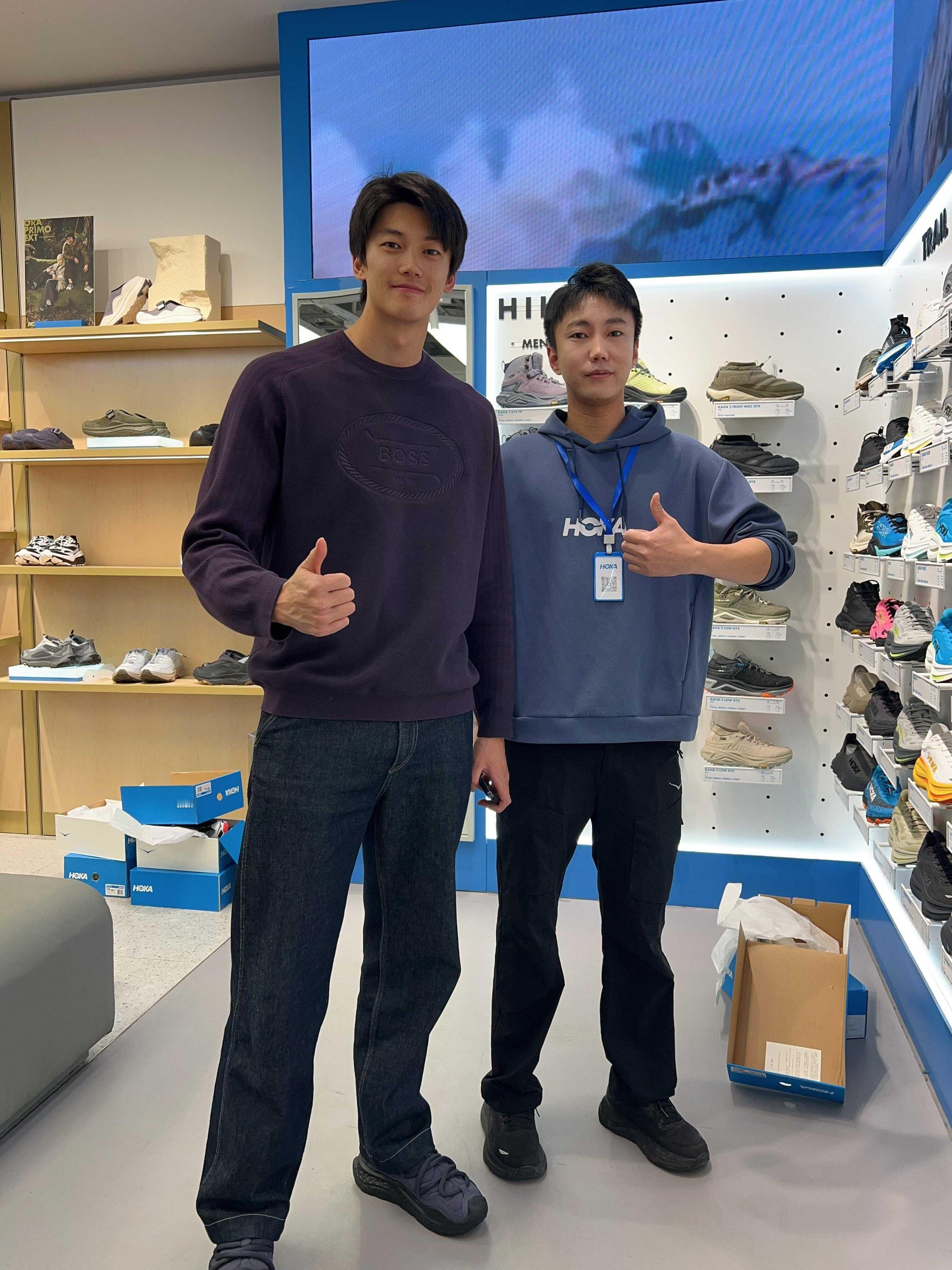 SWim进行时『8501』20251129 杭州偶遇掉落🐰STF在背后偷偷比✌