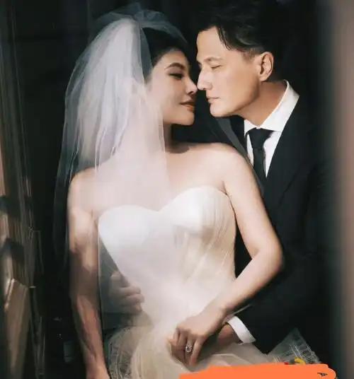 林子维当年追许冬冬的时候，港媒说他俩是娱乐圈里难得一见的活人。
 
不同于其他情