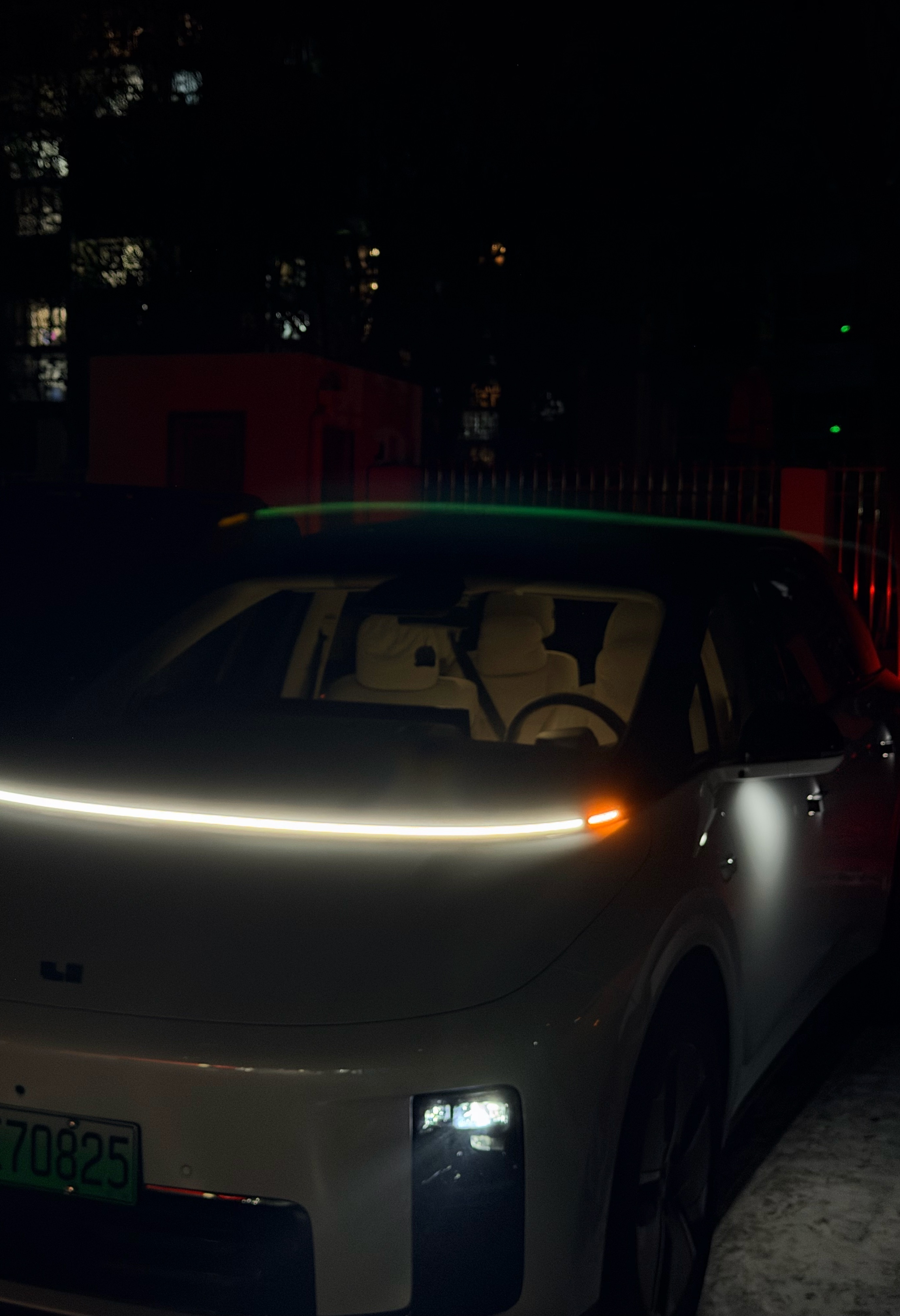 周末晚上，在家楼下看到理想 i8。车就停在那儿，走近的时候灯亮了，很安静。没有刻