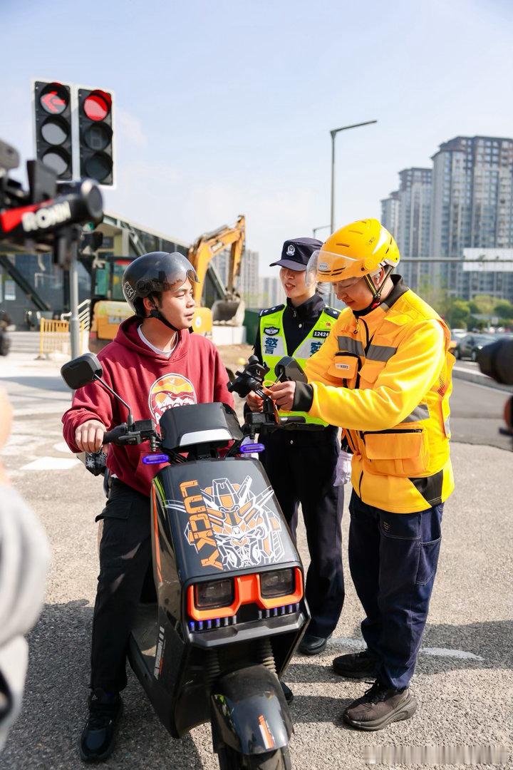 宁波街头上演最浪漫的福气派送现场宁波街头上演浪漫福气派送，暖心骑手们不送外卖送平