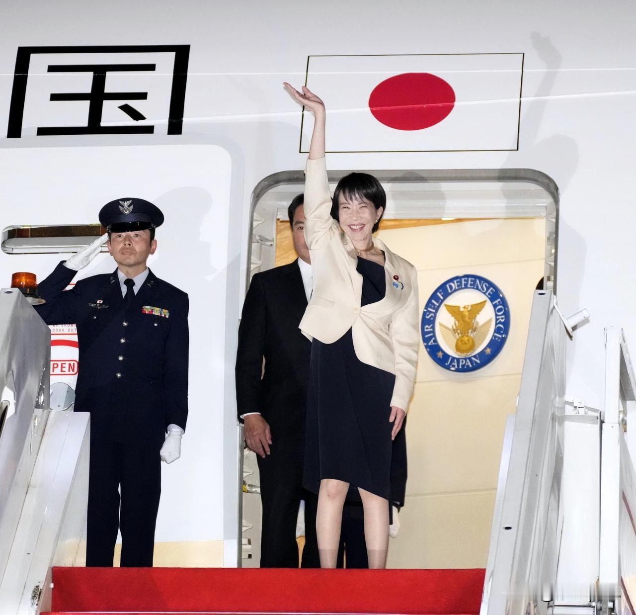 日本首相高市早苗结束外访，返回日本。高市早苗走出机舱时，能看到日本的专机印有汉字