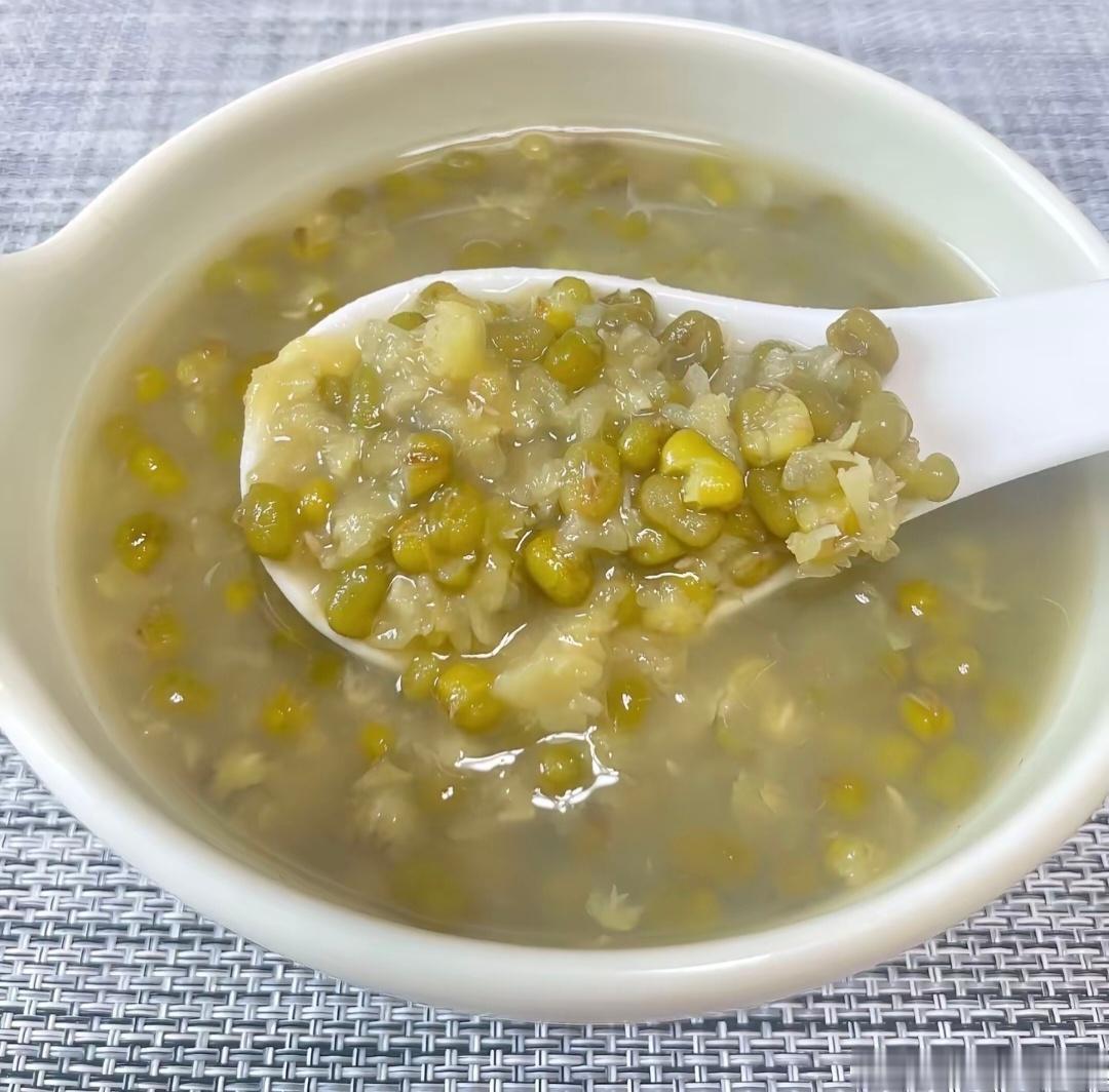 女子把绿豆汤当水喝致脑出血   绿豆含有植物蛋白、鞣酸、多酚会和降压药、降糖药、