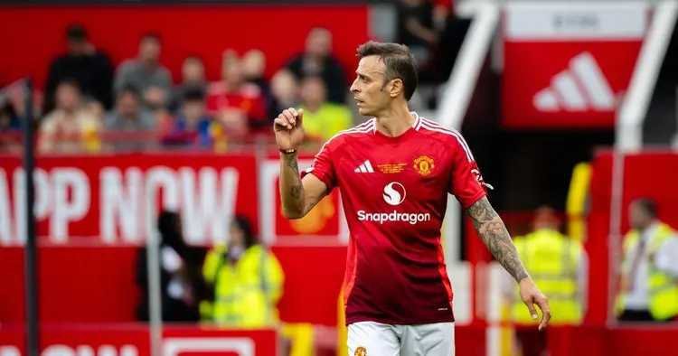 曼联传奇队5-3击败南安普顿传奇队，贝尔巴托夫罚丢一粒点球曼联传奇队在圣玛丽球场