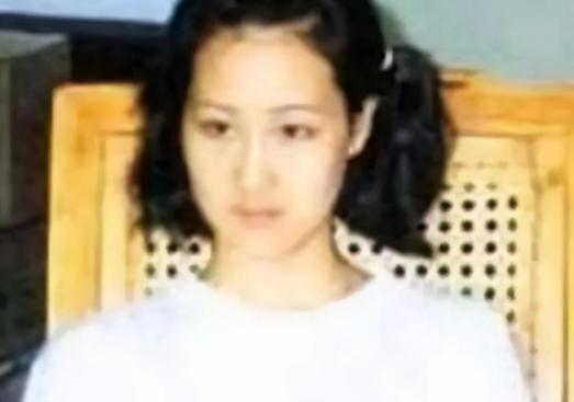 2005年，白宝山情人谢宗芬被提前释放，当狱警把她送到大门口后，她没有选择回家，