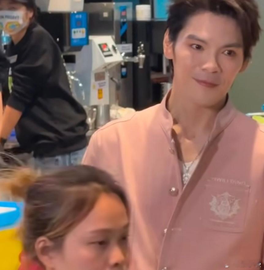 不是“香港的”，是“中国香港的”——简单五个字，藏着对家国的赤诚，为这份明确的归