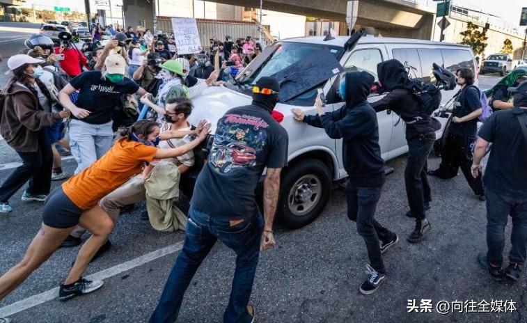 突发！洛杉矶爆发大规模抗议，千人包围联邦大楼，2人被捕
 
当地时间3月28日，