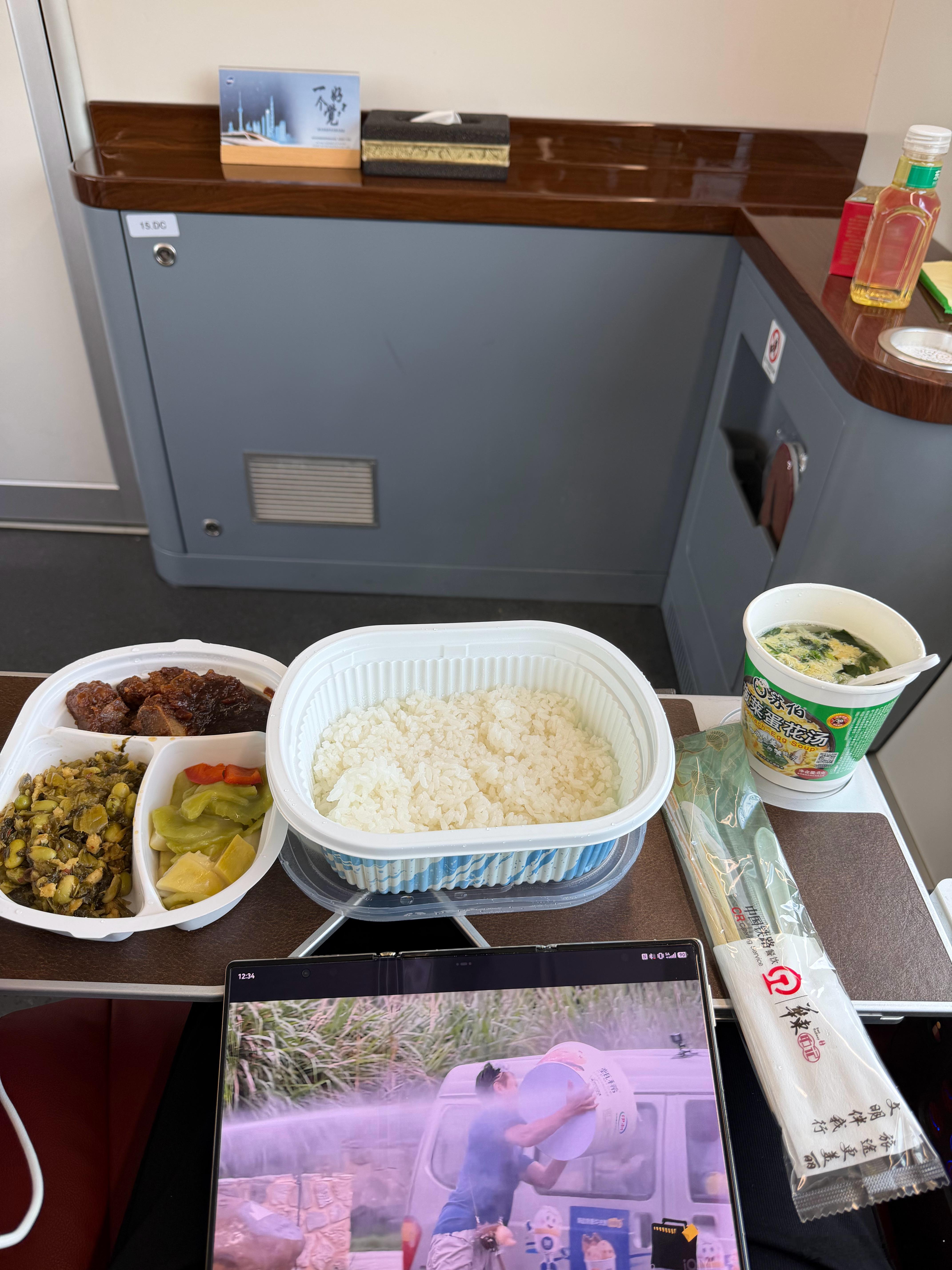 高铁提供的二次加热餐食对付一口算了，晚上再吃好吃的。 