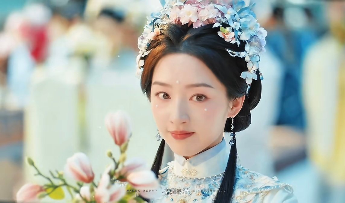 邓恩熙花神造型邓恩熙的花神造型氛围感绝了，琥珀瞳澄澈灵动，珍珠配饰精致细腻，古典
