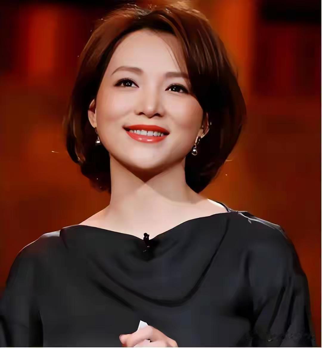 人家已经是低谷期了，再这样评价不应该啊:
 
一、董卿专业业务过硬，文化贡献属于